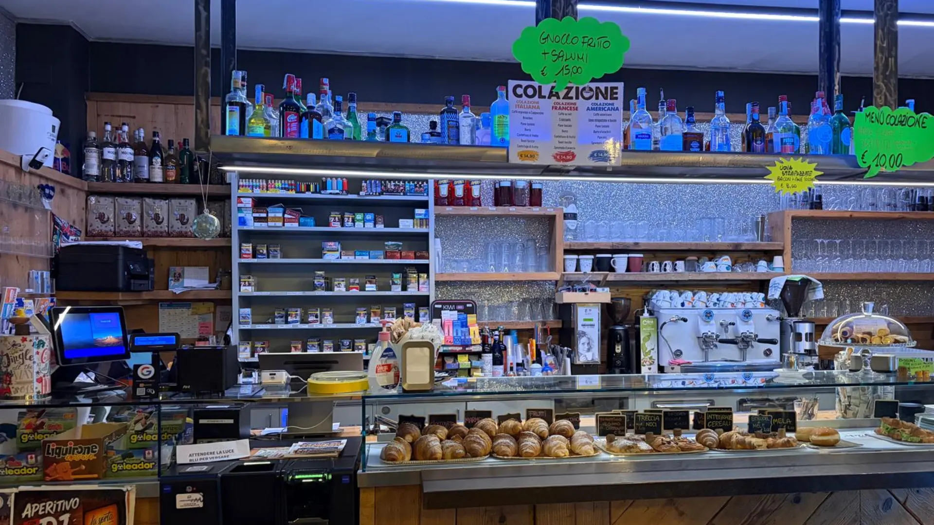 Bancone, caffetteria e tabaccheria
