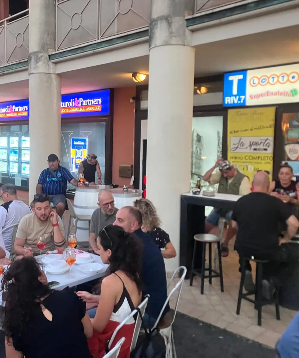 Clienti durante un aperitivo nel dehors